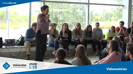 La dansa de Mariantònia Oliver com a part del projecte Ombres Sonores de la Facultat d'Educació