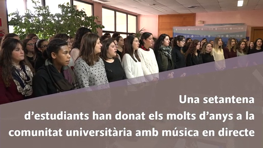 Els alumnes dels graus d'Educació Infantil i Educació Primària canten nadales al campus