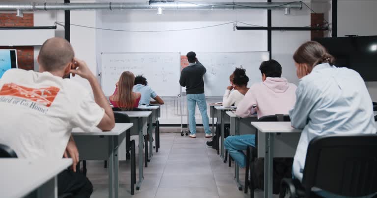 Un aula de infantil i primaria