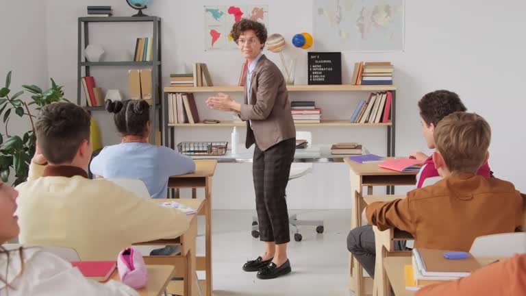 Profesores y alumnos en el aula universitaria
